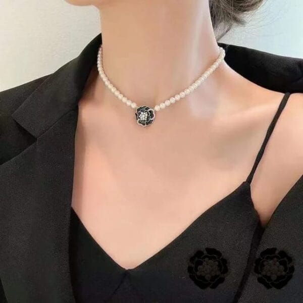 Beautiful Camelia Pearl Necklace - ক্লাসিক সৌন্দর্যের প্রতীক