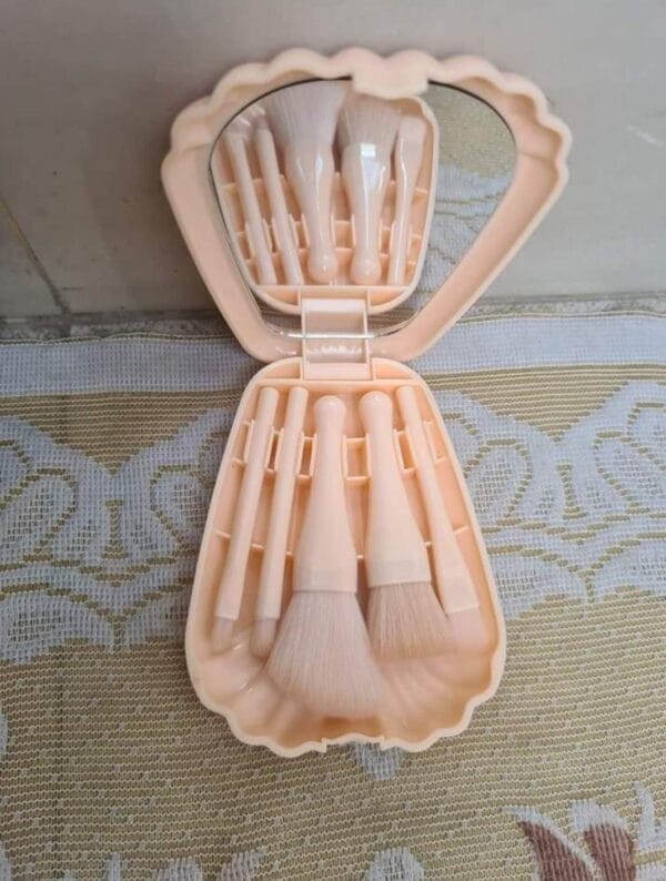 Sea Shell 5Pcs Makeup Brush Set With Mirror – স্টাইলিশ এবং কার্যকর মেকআপ ব্রাশ সেট